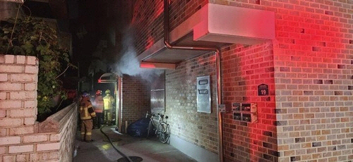 불이 난 다가구 주택 [충북도소방본부 제공]